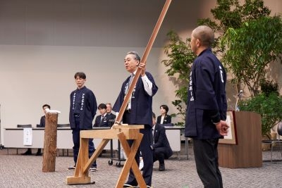 大工とともに登場し「匠の心」を話す社長宮沢