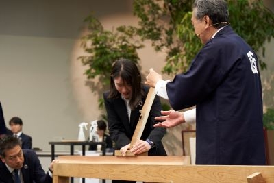 新入社員のカンナ削り体験