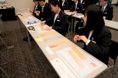 同期と楽しみながら行う木のストロー製作体験