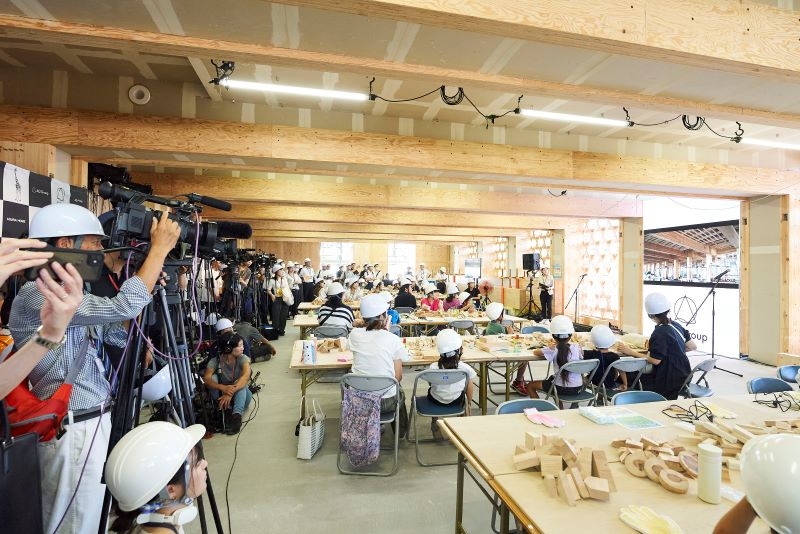 建築中の構造現場で子どもたちが「廃材アート体験」に取り組む様子_1