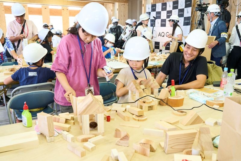 建築中の構造現場で子どもたちが「廃材アート体験」に取り組む様子_2