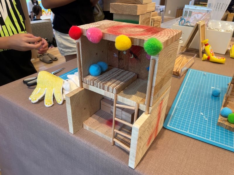 展示場会場で作成された「廃材アート」