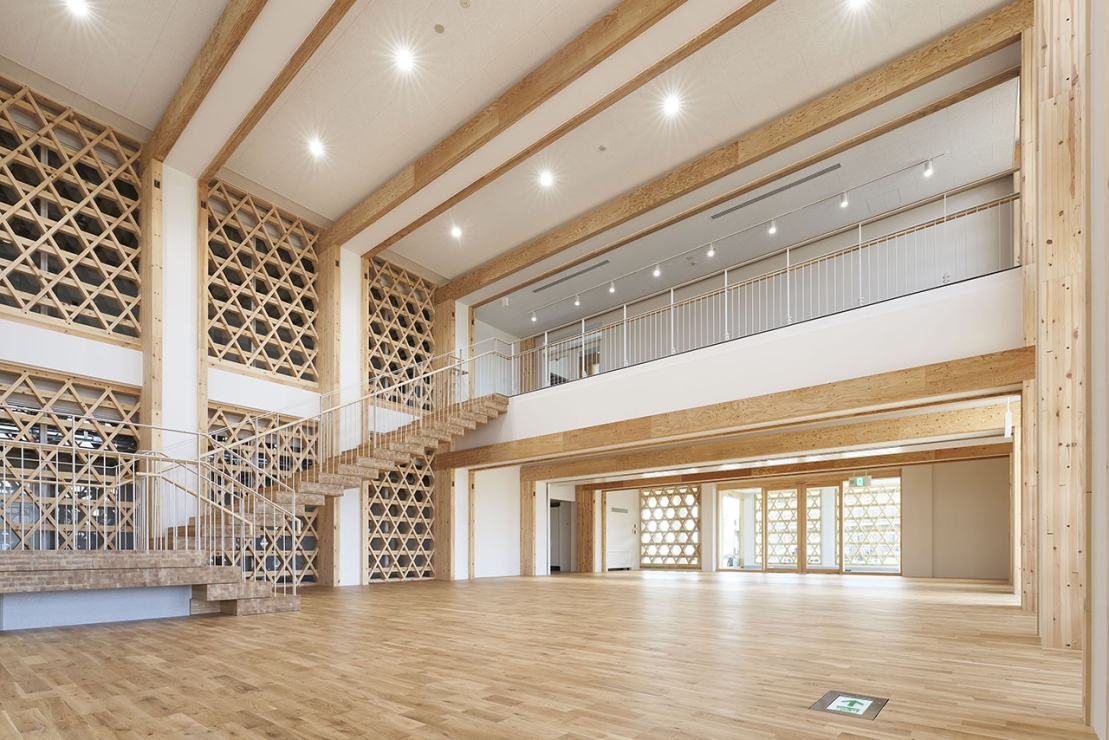 組子格子耐力壁から光が差し込む吹き抜けで開放感のあるエントランスホール