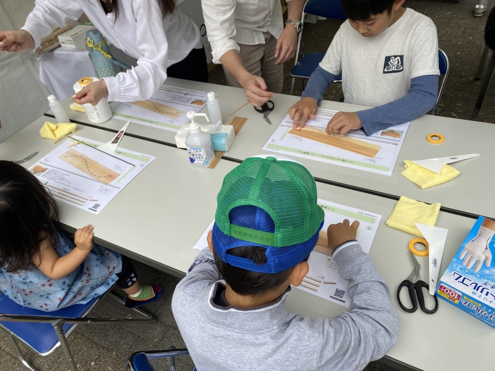 5月12日の体験の様子 多くの子どもたちが木のストロー体験を行う様子