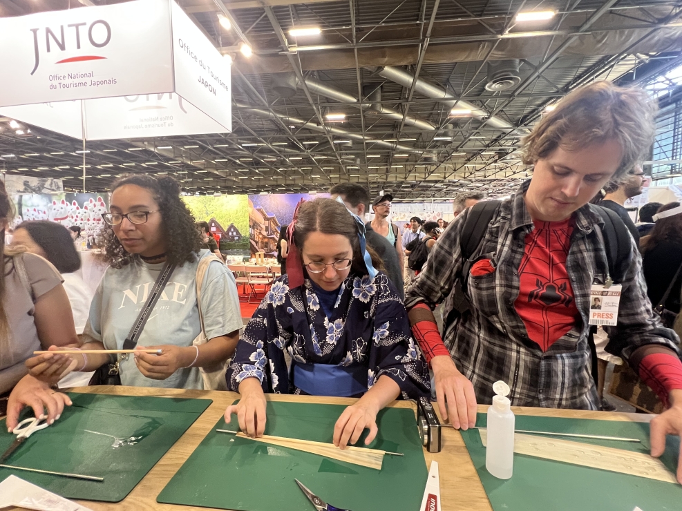 パリで開催された30万人が集まるJapan EXPOで、カンナ削り・木のストローづくり」を実施