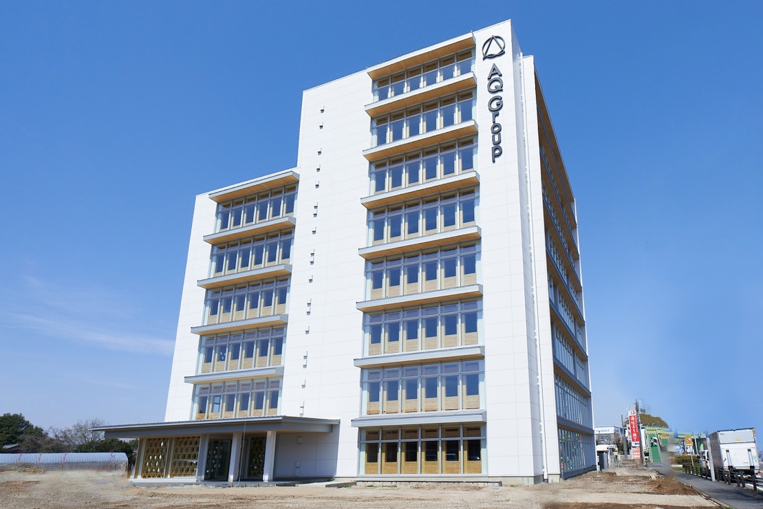 近代的なデザインと木質感が両立した存在感のある佇まい