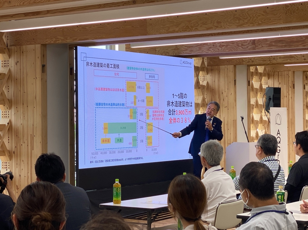 代表の宮沢が中規模木造建築の経営戦略を 講演する様子