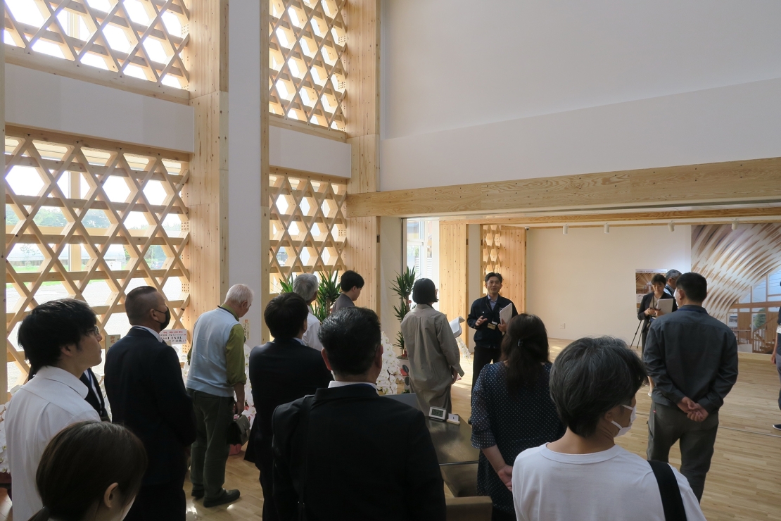 組子格子耐力壁が特徴の １階エントランスホール見学の様子