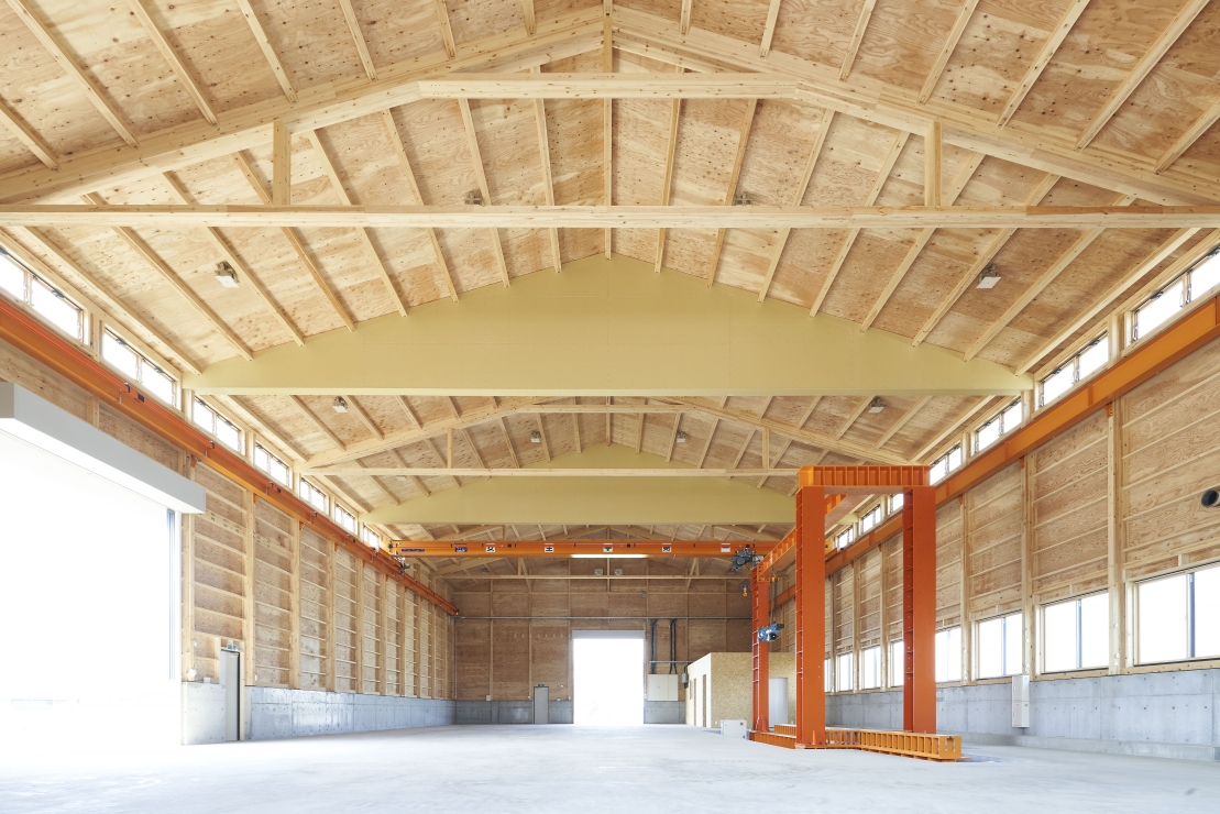 512㎡(約310帖)の無柱空間。全面に広がる木のあらわしが圧巻。