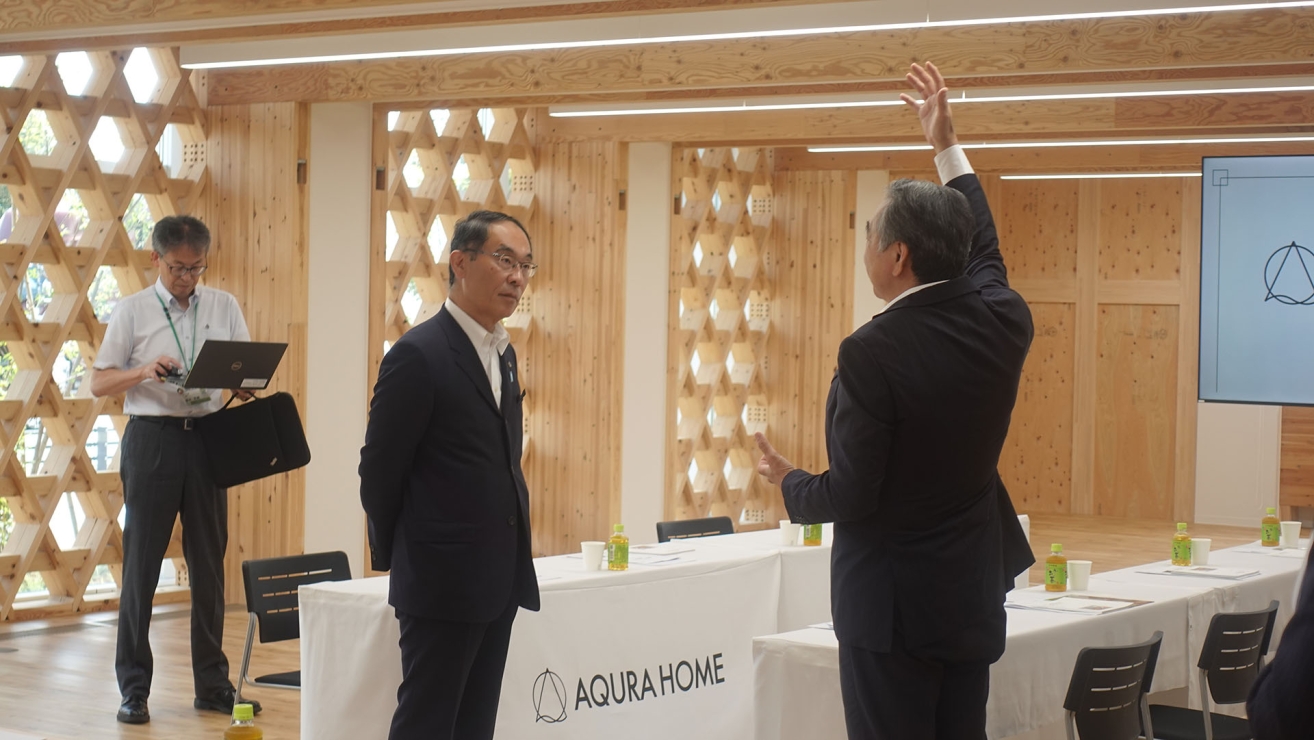 大野元裕埼玉県知事が本社純木造ビル完成後、初来社 AQ Groupは「SＤＧｓ未来都市」埼玉県に一層の寄与 8月10日より開催する第２回「木育フェス」に埼玉県が後援