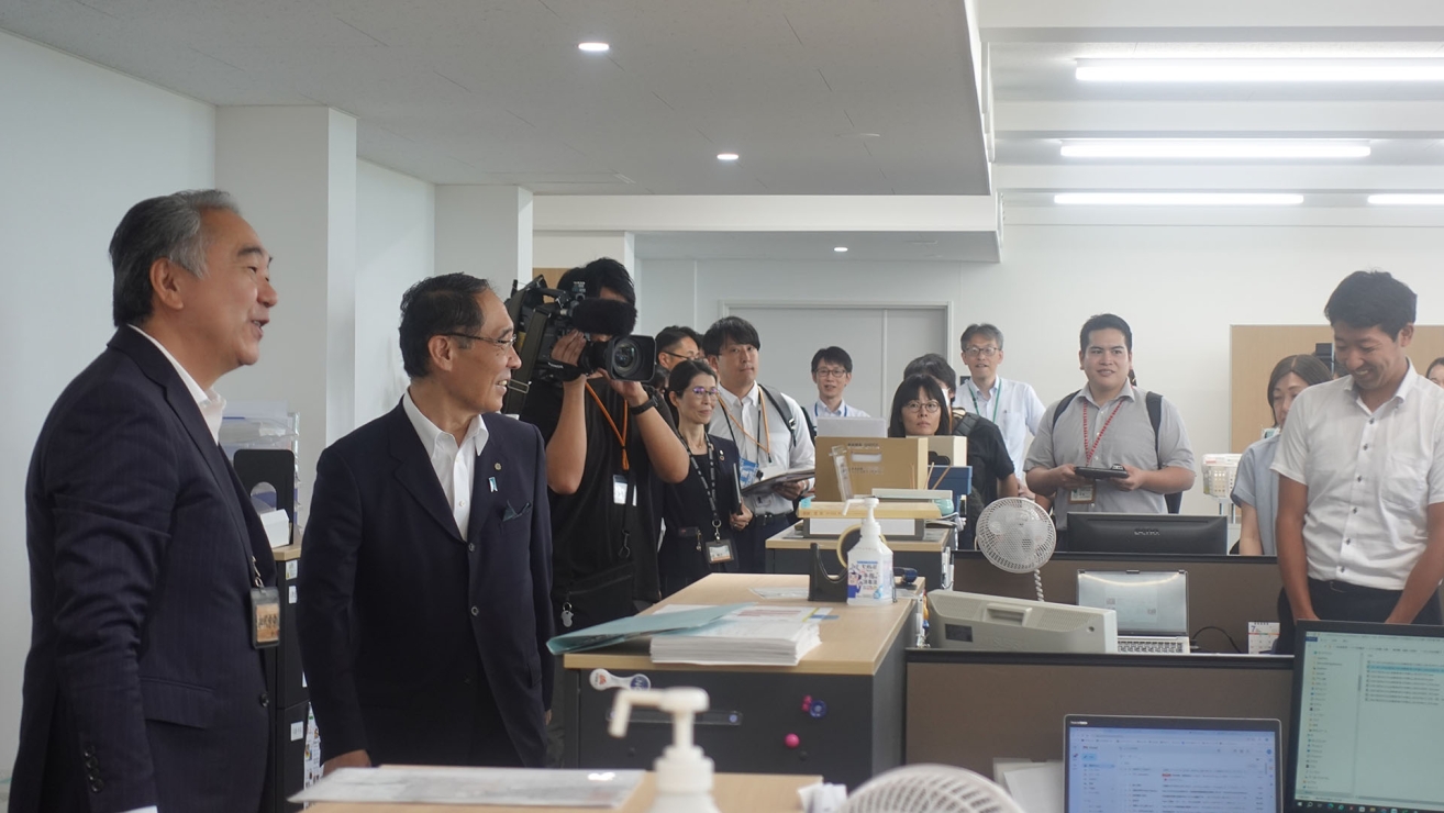 大野元裕埼玉県知事が本社純木造ビル完成後、初来社 AQ Groupは「SＤＧｓ未来都市」埼玉県に一層の寄与 8月10日より開催する第２回「木育フェス」に埼玉県が後援