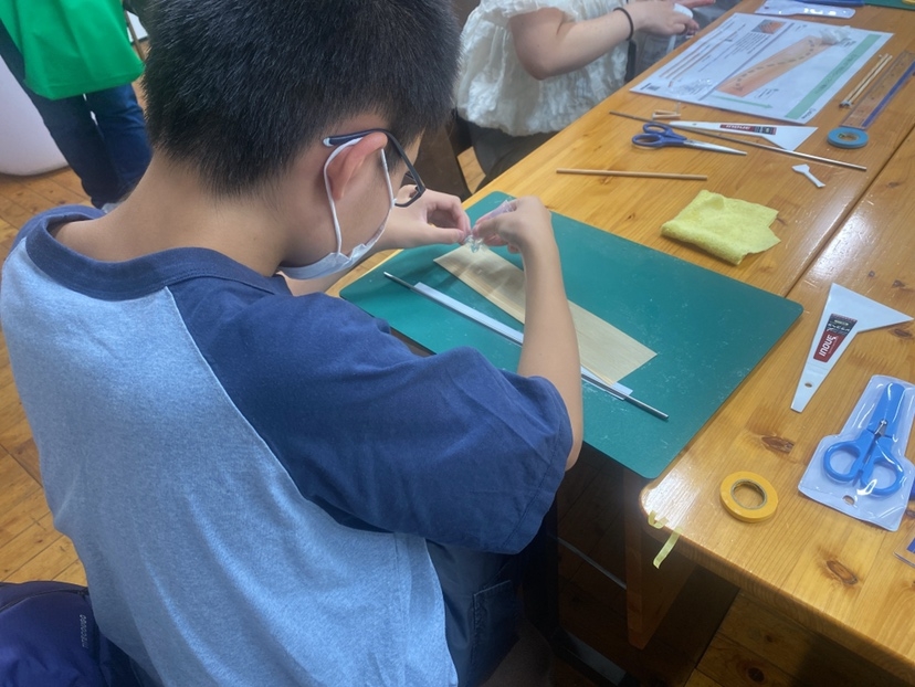 木のストロー体験を行う様子