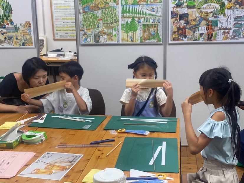 木のにおいを確かめ合うこども達