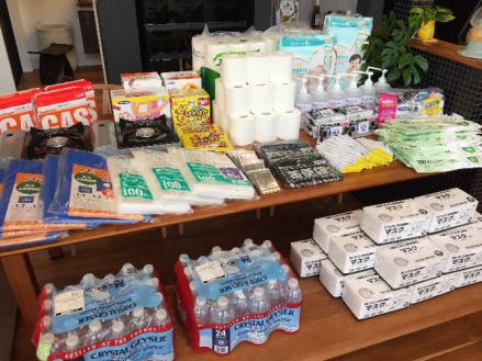飲料水、カセットコンロ、ブルーシート、カイロなどを備蓄