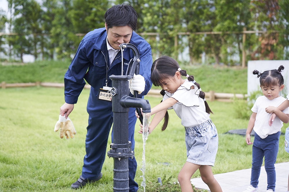 井戸で生活用水を汲み上げる子どもたち