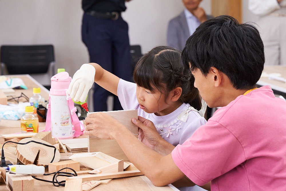 廃材アートを行う様子