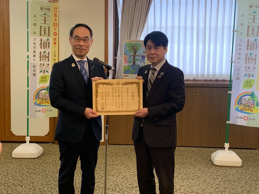 大野知事より感謝状を受け取る髙埜取締役