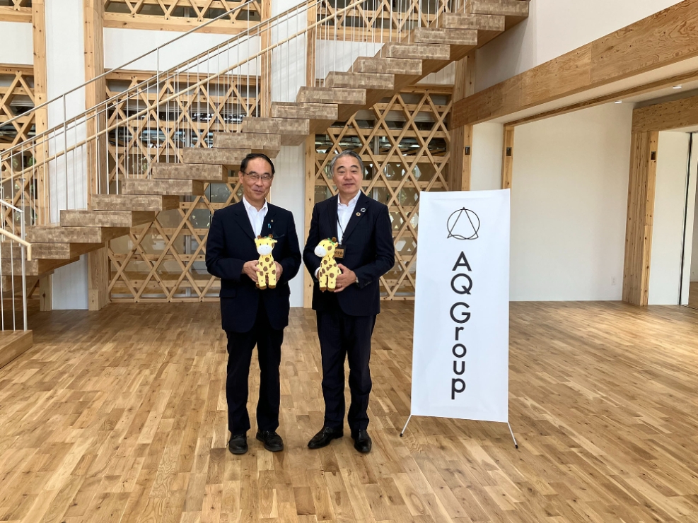 2024年7月AQ Group 純木造8階建て本社ビル完成後視察に訪れた大野知事(左)と社長宮沢(右)
