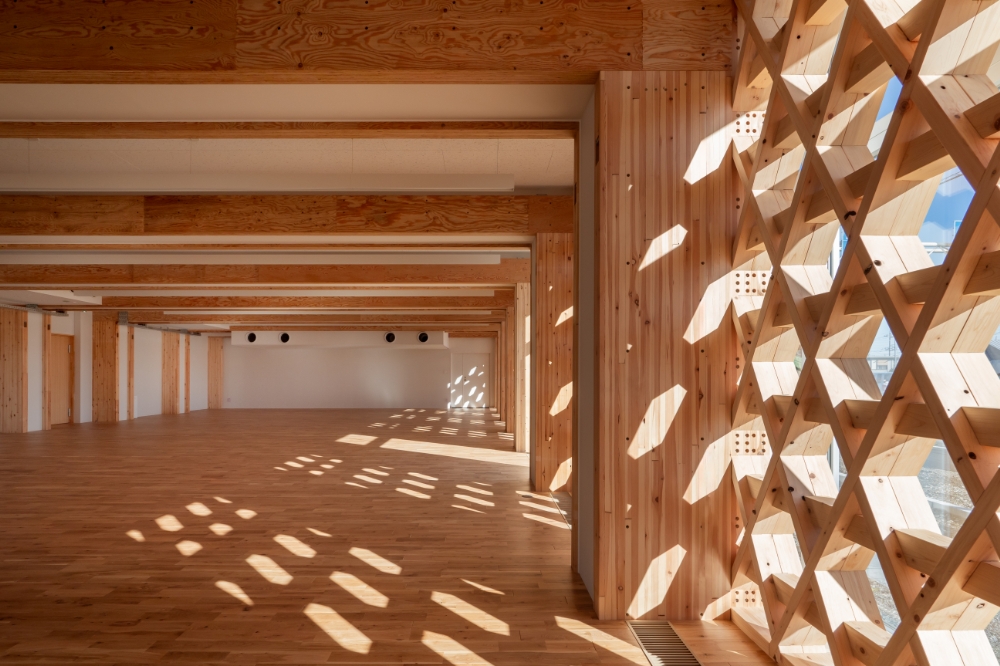 組子格子耐力壁から差し込む陽光