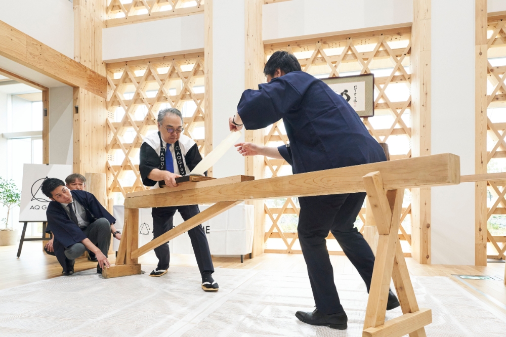 カンナを削る創業者の宮沢