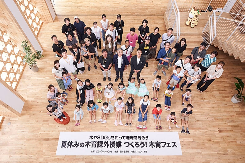 第1回木育フェスは建設中の本社（左）でも開催。本社と全国の拠点をオンラインで結ぶ弊社の一大イベントに