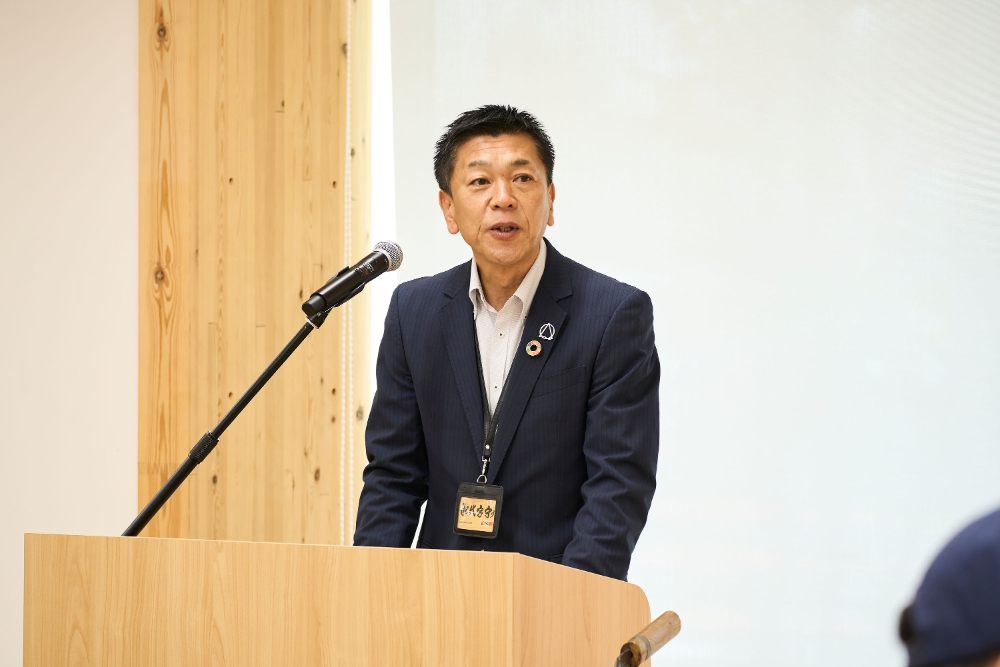 開会あいさつをする社長の加藤